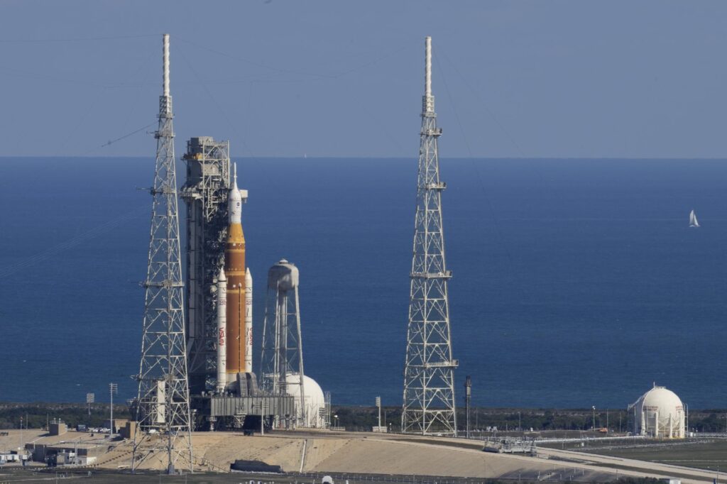 1-сүрөт. Artemis II сапарынын Orion космостук кемеси жана отундуу ракета күчөткүчтөрү Флорида штатындагы Кеннеди космос борборунун 39B старттык комплексинде даярдыкта турган учур. Автор -NASA/Jim Ross 